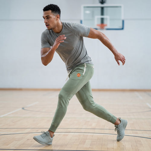 core-seamless-jogger-102227-01-lifestyle-sage.jpg